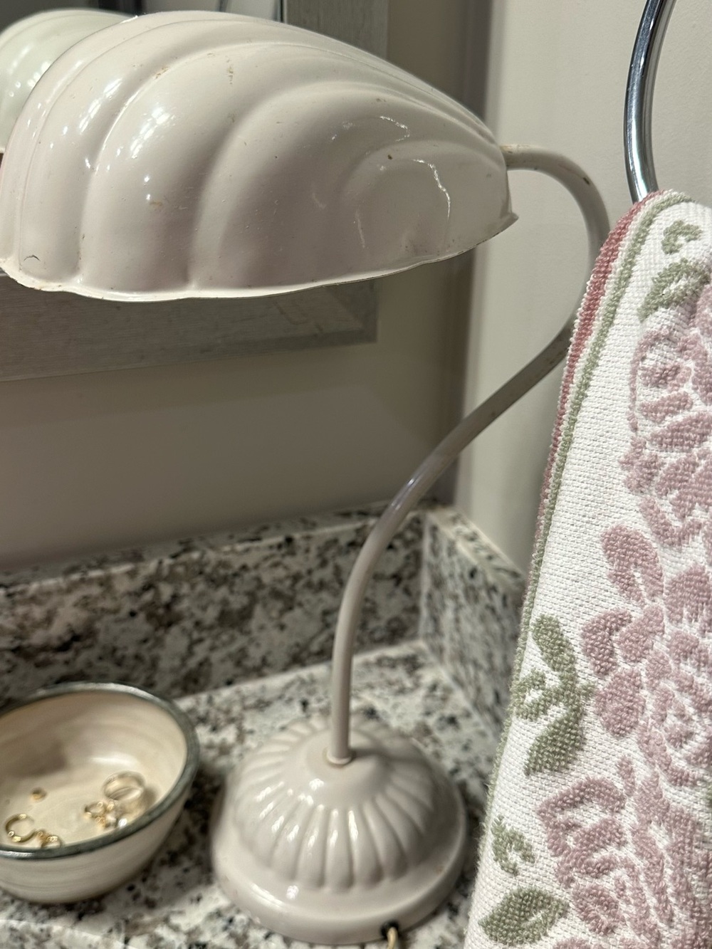 Vintage Gooseneck Clam Shell Desk Lamp Cream